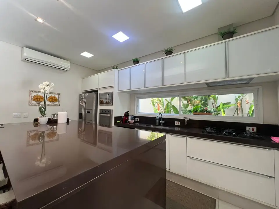 Cozinha com ilha e janela para o verde