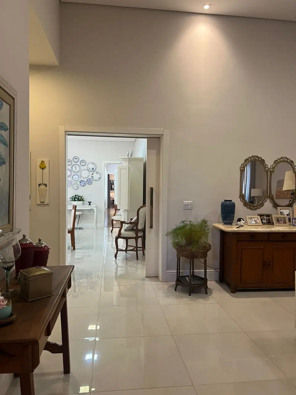 Hall de entrada com espelhos