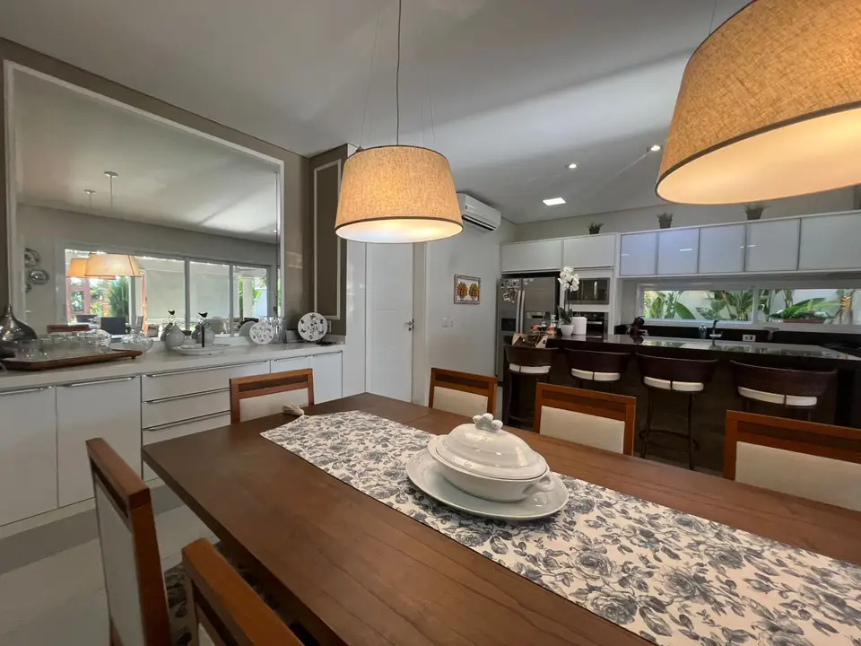 Sala de jantar com mesa posta