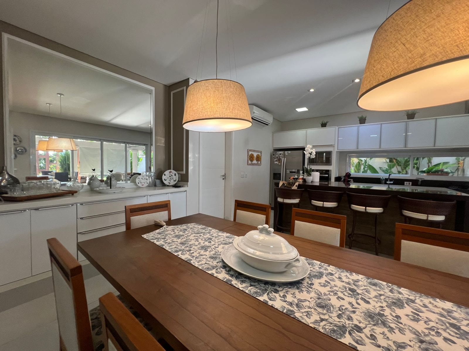 Sala de jantar com mesa posta