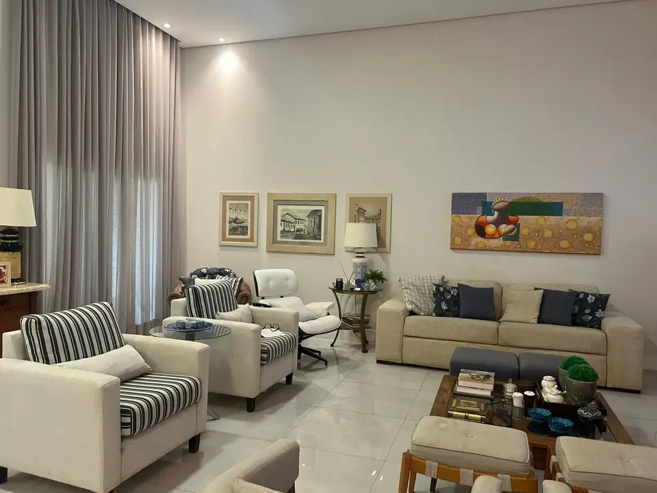 Sala de estar ampla com sofás