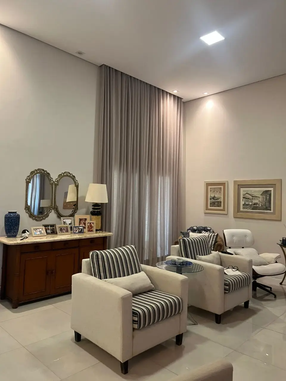 Living com aparador e espelhos