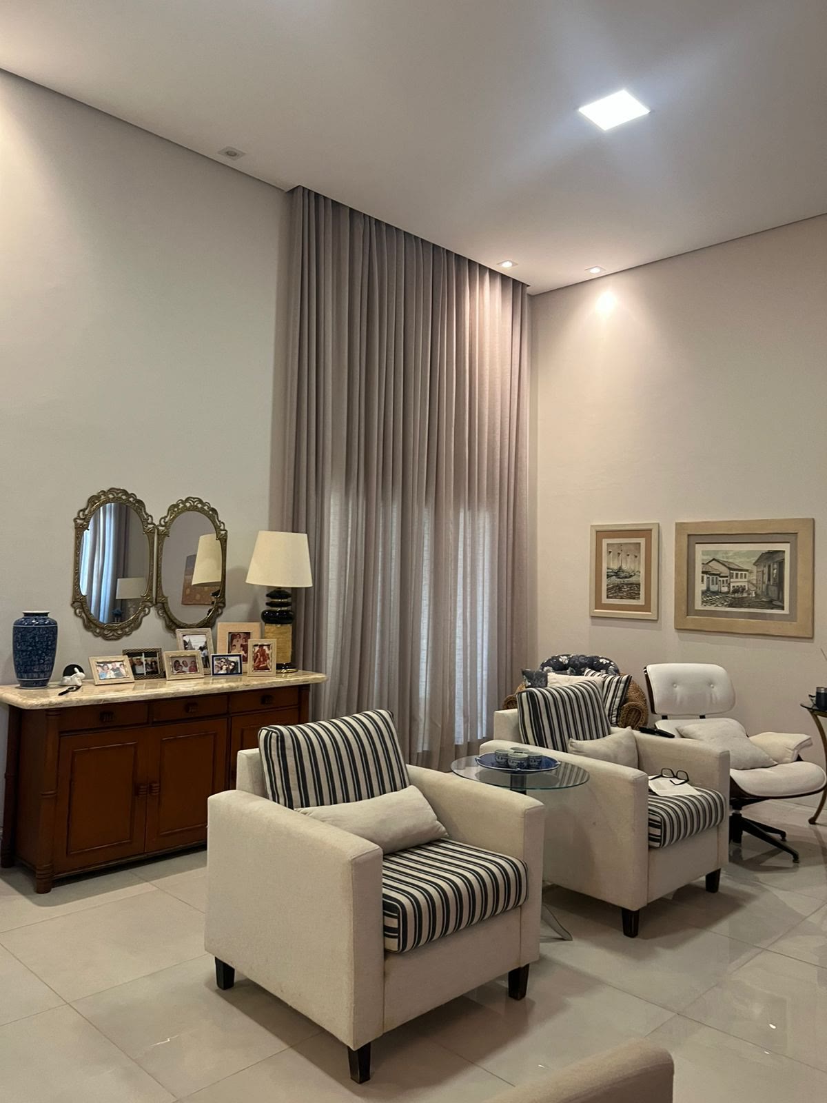 Living com aparador e espelhos