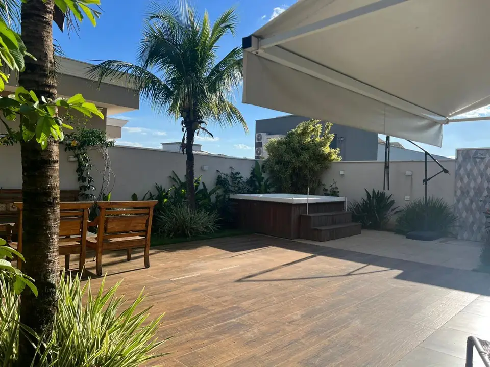 Quintal com deck, ofurô e jardim tropical